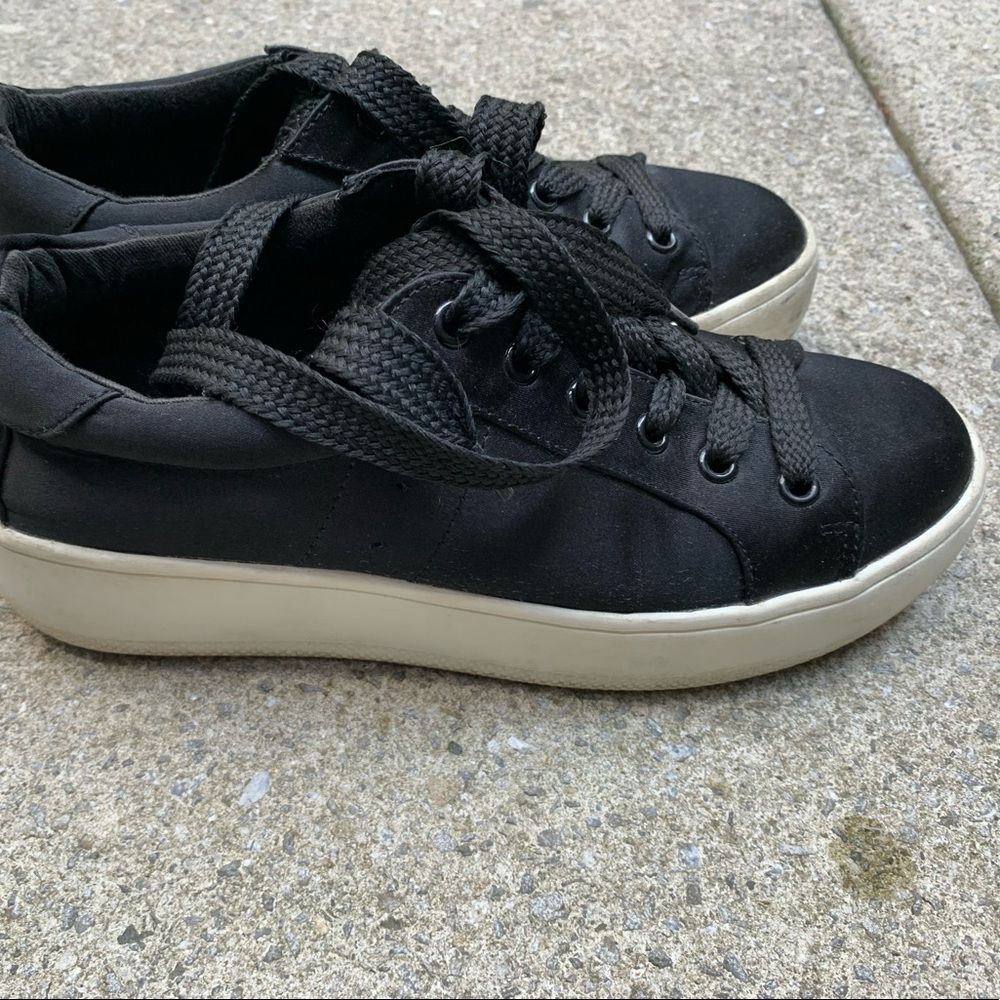 Steve Madden Black Bertie Shoes, Size 78. Made out of silky black canvas.